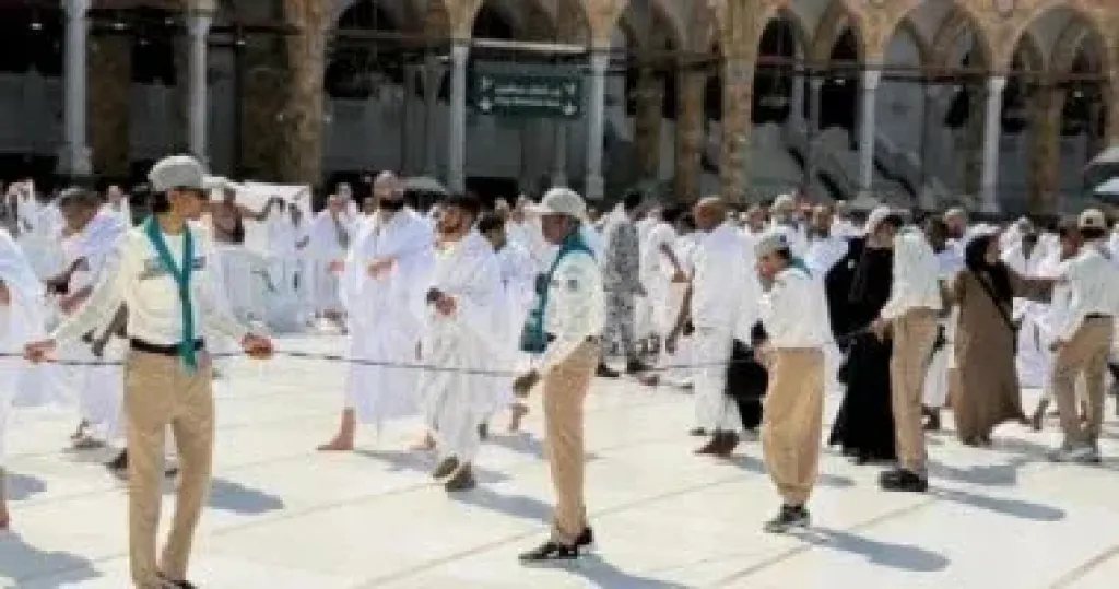 كشافة تعليم مكة تشارك فى تنظيم وتفويج الحشود بالمسجد الحرام