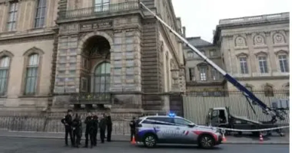 متحف اللوفر يعلن تدابير طارئة بعد سرقة مجوهرات التاج الفرنسي