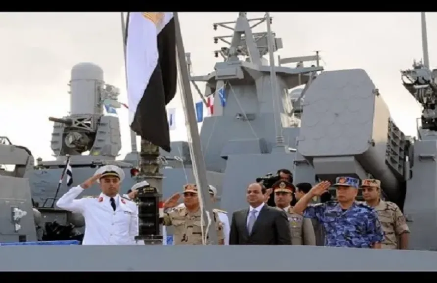 طلاب جامعة الإسكندرية يزورون قاعدة الإسكندرية البحرية ويشهدون عرضًا عن تطور قدرات الأسطول المصرى