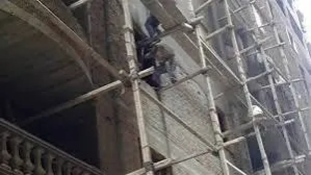 التحقيق في مصرع عامل سقط من أعلى سقالة بالقاهرة الجديدة