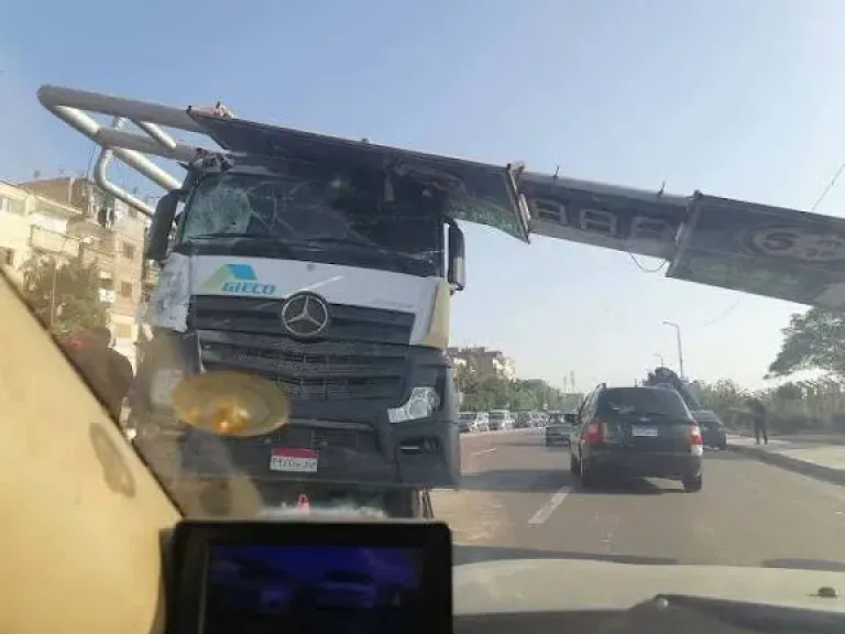 سقوط إشارة مرور وحاجز ارتفاعات فى حادث تريلا بطريق النزهة الإسكندرية