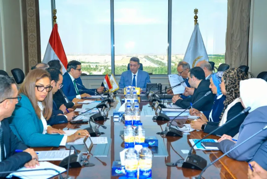 التموين تبحث إنشاء مركز لوجيستي عالمي للحبوب بشرق بورسعيد