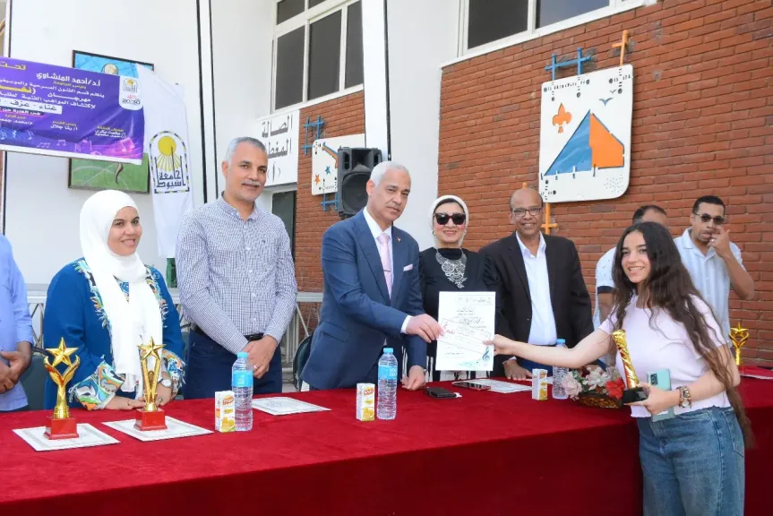 جامعة أسيوط تختتم فعاليات مهرجان ”نغم الثالث” لاكتشاف المواهب الطلابية وتكرم الفائزين