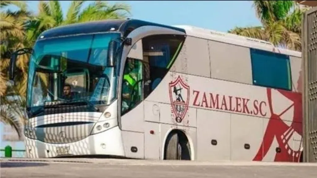 حافلة الزمالك تصل ملعب محمد بن زايد لمواجهة الأهلي في نهائي السوبر