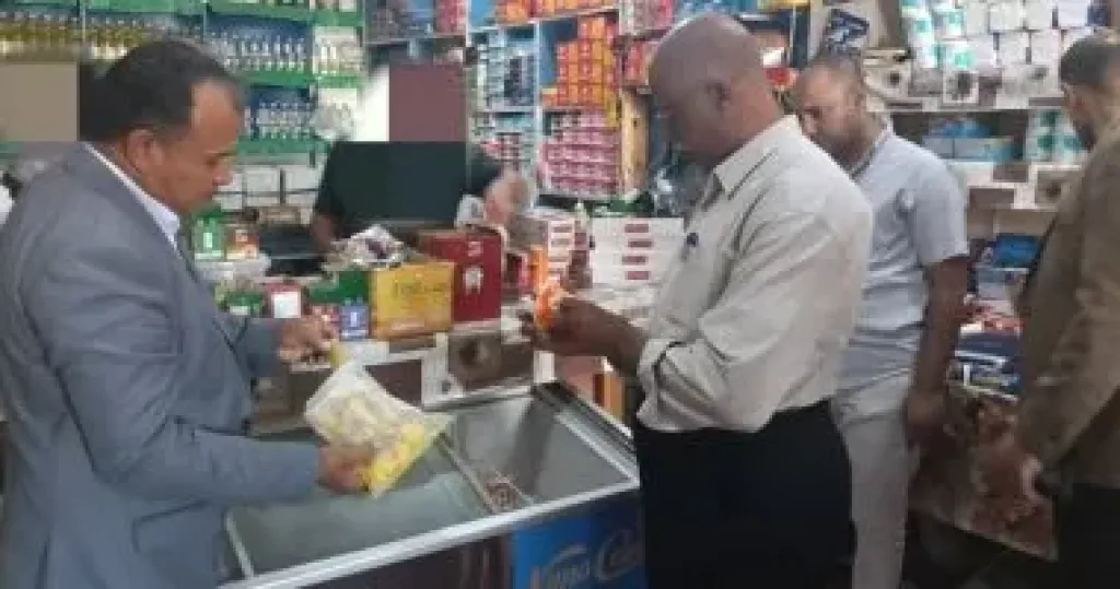 ضبط عصائر وألبان فاسدة و2.5 طن دقيق مدعم فى حملة تموينية بالإسماعيلية