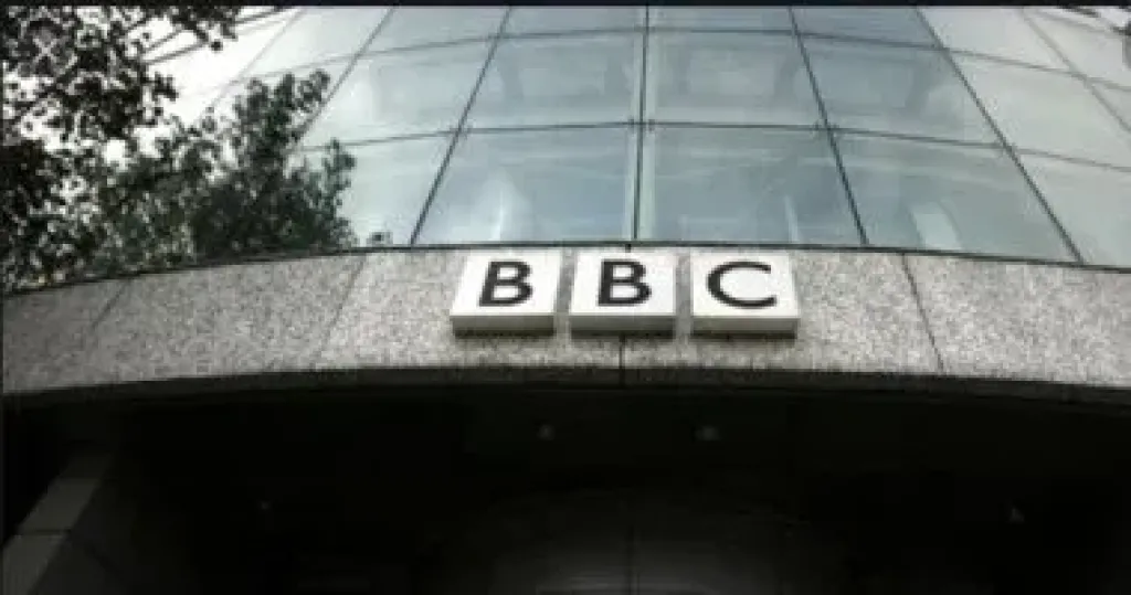 استقالة المدير والرئيس التنفيذي لـBBC بعد اتهامات من البيت الأبيض بالتضليل