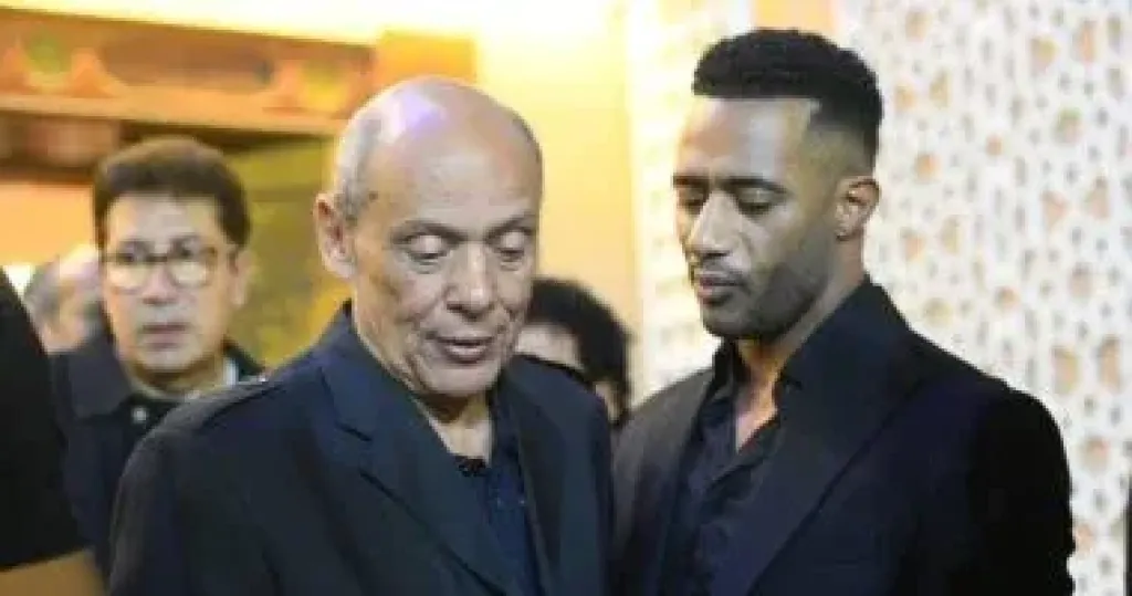 شقيق الزعيم عادل إمام يقدم واجب العزاء فى والد محمد رمضان