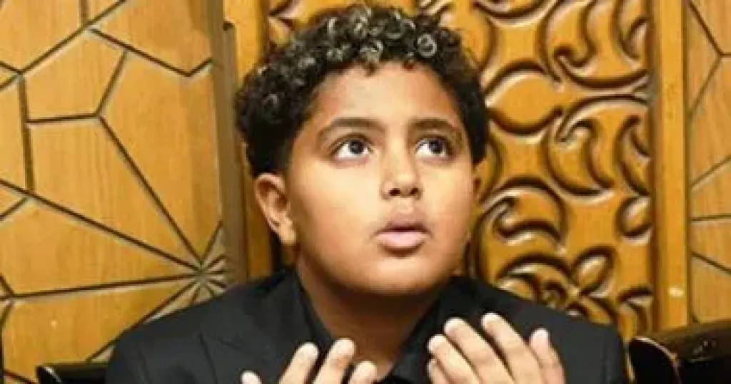 نجل محمد رمضان يقرأ القرآن ويدعو لجده فى عزائه بصحبة عمته وجدته