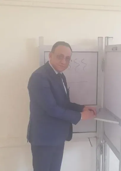 نائب رئيس جامعة أسيوط لشئون الدراسات العليا والبحوث يدلي بصوته في انتخابات