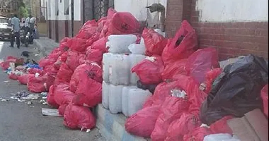 كارثة صِحِّيَّة في قلب بني سويف..   مستشفى الفشن المركزي يتخلص من النفايات الطبية الخطرة في الشوارع