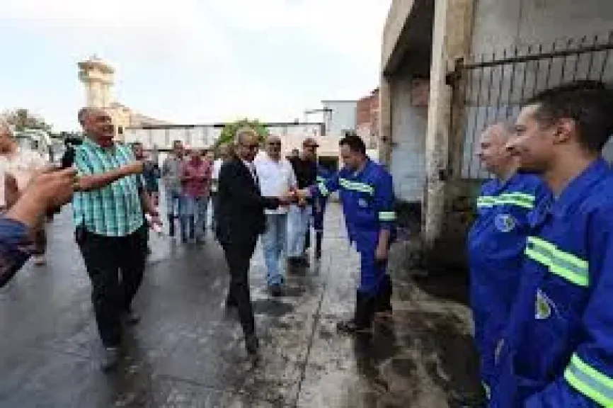 رئيس الصرف الصحي بالإسكندرية يتفقد ورش محرم بك