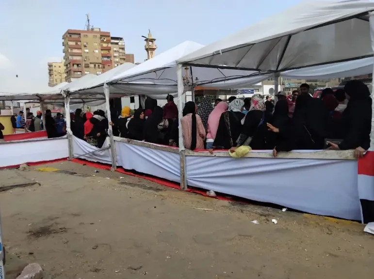 وسط أجواء احتفالية.. اقبال كثيف من الشباب والمرأة فى بولاق الدكرور وفيصل للتوصيت في انتخابات النواب|صور