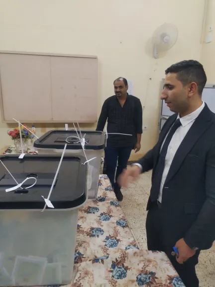 اثناء اغلاق اللجنه احمد فايز بحي شرق اسيوط اليوم الاول بالانتخابات