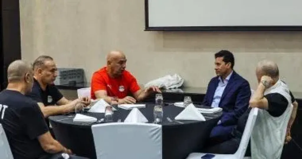 وزير الرياضة وهانى أبو ريدة يجتمعان بمنتخب مصر فى معسكر الإمارات