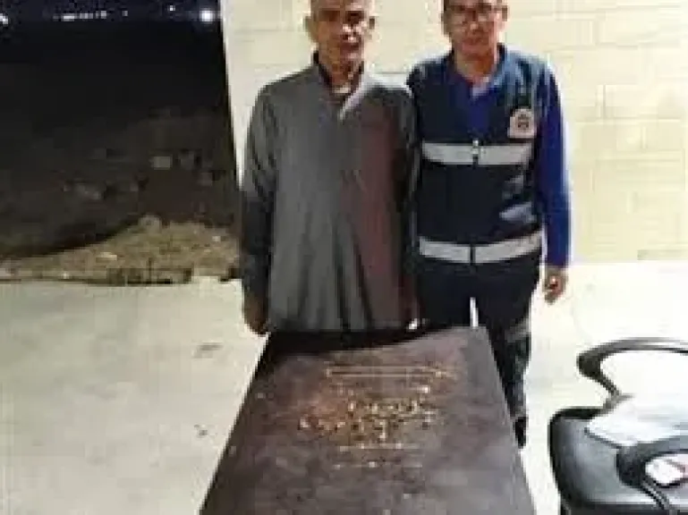 مسعف يعيد ذهبًا بـ750 ألف جنيه عثر عليه في موقع حادث انقلاب سيارة بالمنيا