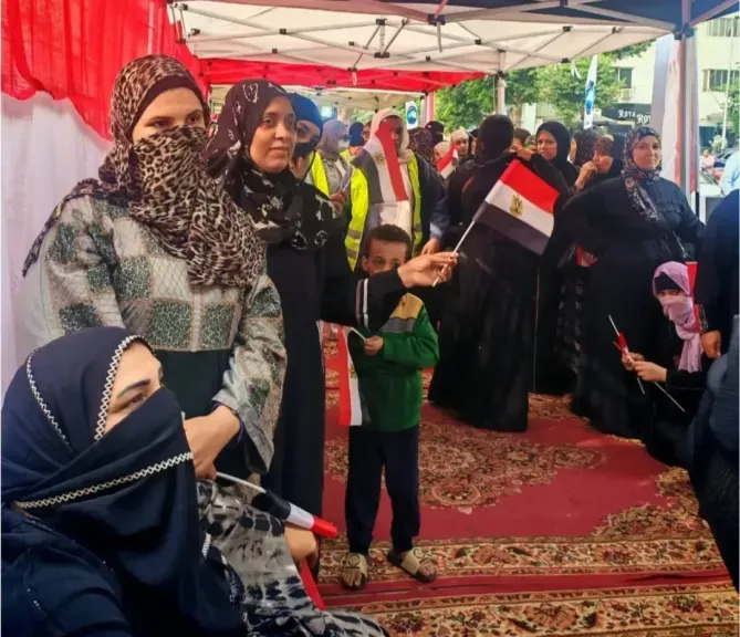 طوابير وزحام .. إقبال كثيف على التصويت في مدرسة الفاروق بالجيزة