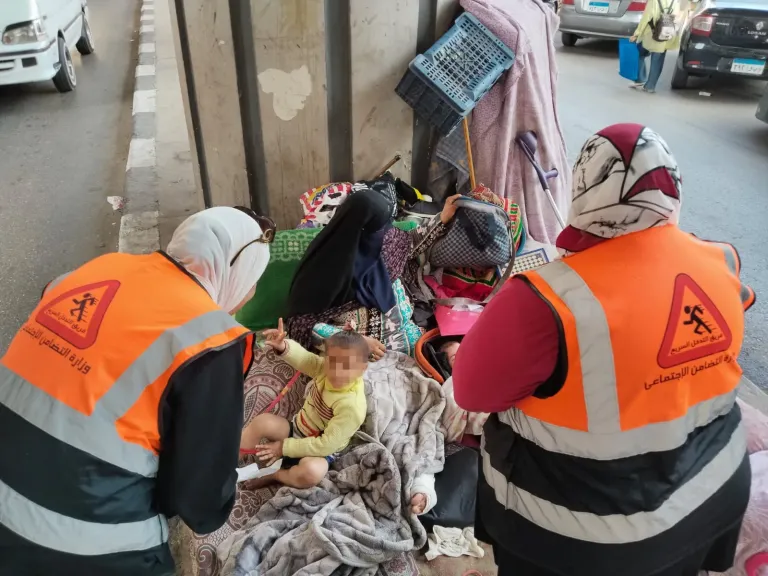 - التدخل السريع ينقذ أسرة بلا مأوى في القاهرة .. وينقلها بشكل مؤقت لدار رعاية