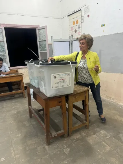 النائبة ندى ثابت تدلي بصوتها في انتخابات مجلس النواب 2025