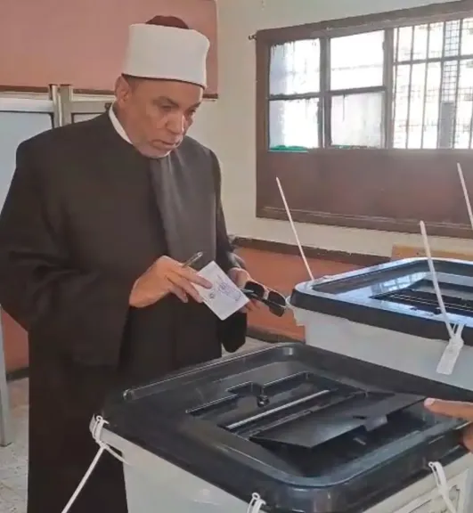 النائبة ندى ثابت تدلي بصوتها في انتخابات مجلس النواب 2025