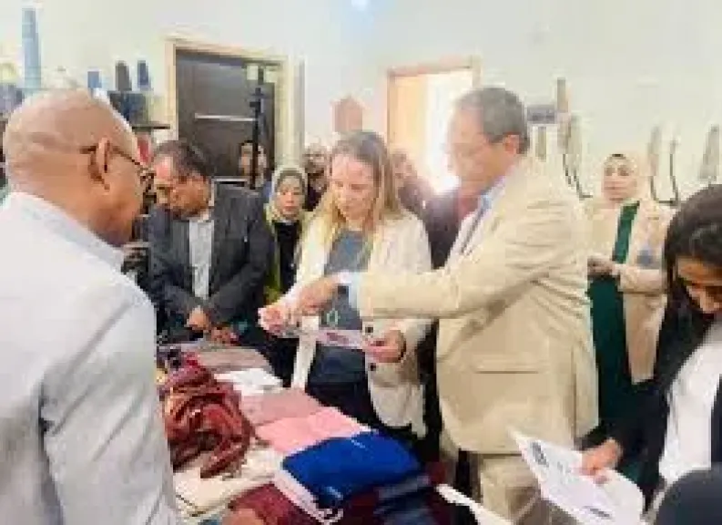 محافظ قنا وفريق البنك الدولي يتفقدان أماكن الحرف اليدوية وتكتل الفركة بمدينة نقادة