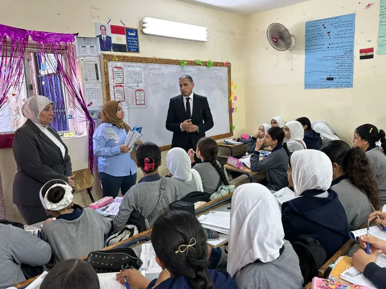 مدير ”تعليم الجيزة” يتابع انتظام الدراسة بمدارس الدقي والعجوزة