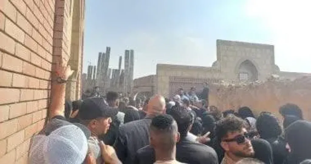 انهيار زوجة إسماعيل الليثي أثناء دفنه بمقابر العائلة