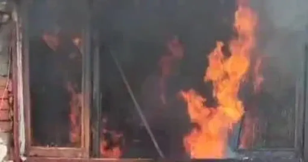 إخماد حريق في مخزن دراجات نارية على طريق المحلة- المنصورة في الغربية