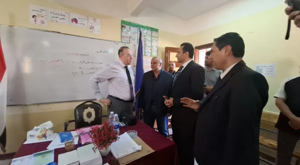 جولات ميدانية للديب لعدد من المقار الانتخابية بمركزى حوش عيسى وايتاى البارود لمتابعة انتظام العملية الانتخابية|صور