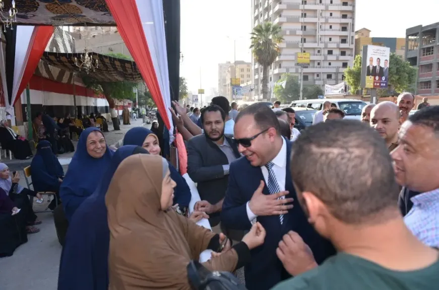 أحمد عصام يتابع سير العملية الانتخابية بمسقط رأسه بمحافظة الفيوم.. ويشيد بالمشاركة الشعبية