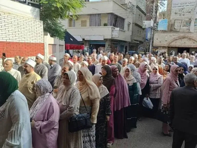طوابير من الناخبين أمام اللجان للإدلاء بأصواتهم فى البحيرة