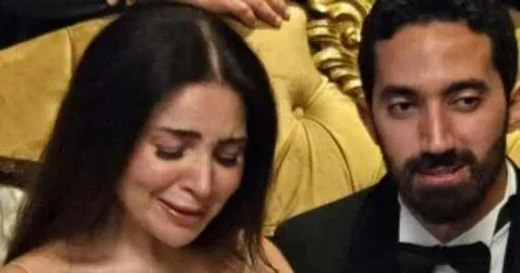 فى عز فرحتها مانسيتش مامتها.. مى عز الدين تمسك صورة والدتها فى حفل زفافها