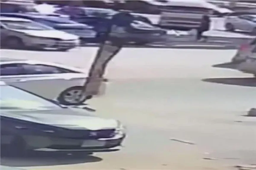 كاميرا توثق جريمة سرقة.. والداخلية تضبط المتهم