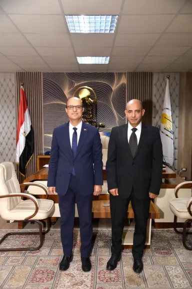 الدكتور المنشاوي رئيس جامعة أسيوط يقدم التهنئة للدكتور محمد عدوي