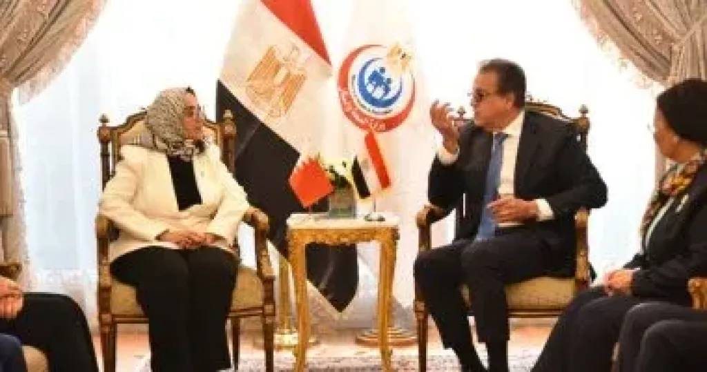 نائب رئيس مجلس الوزراء وزير الصحة يستقبل وزيرة صحة البحرين لبحث ملفات التعاون