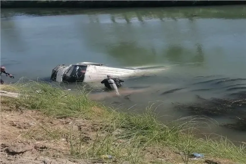 بالأسماء.. إصابة 12 شخصًا في انقلاب سيارة داخل ترعة بقنا