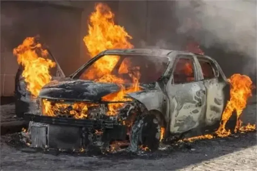 الحماية المدنية تُسيطر على حريق في سيارة أجرة أعلى كوبري العباسية دون إصابات