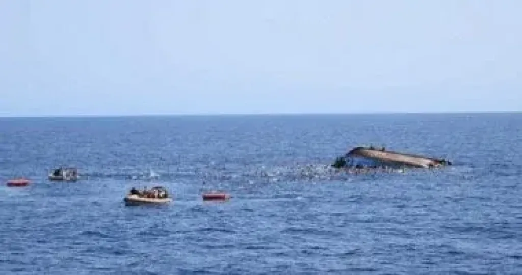 مصرع 42 شخصا في انقلاب قارب قبالة ليبيا