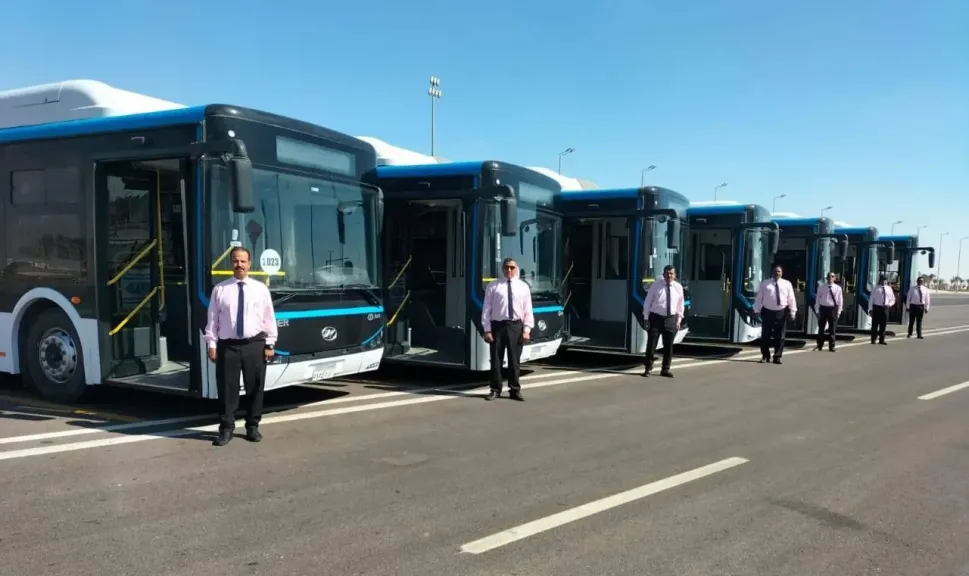 النقل تشغل أتوبيسات كهربائية مجانا لربط أحياء العاصمة بالقطار الخفيف LRT