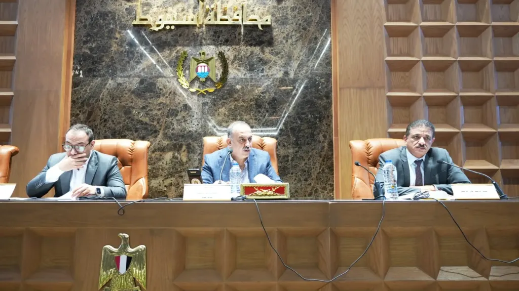 محافظ أسيوط يترأس المجلس التنفيذي ويعلن دراسة إنشاء أول نادي للذكاء الاصطناعي