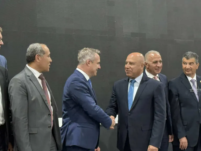 وزير الصناعةوالنقل  يشهد توقيع عقد إدارة وتشغيل  شبكة القطار الكهربائى السريع  الخط الأول  ”السخنة – مطر