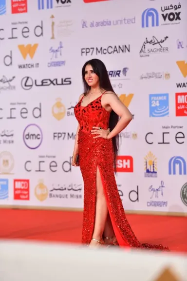 نور فخري تتألق على السجادة الحمراء في افتتاح مهرجان القاهرة السينمائي وتستعد لـ ”عرش سندريلا”