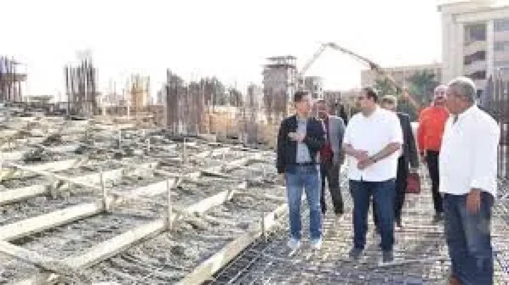 رئيس جامعة بنها يتفقد صب الدور الأرضى بمبنى المدرجات الجديد بكفر سعد