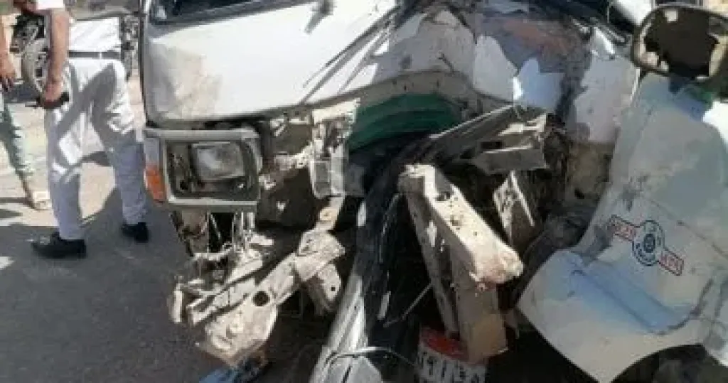 مصرع 8 وإصابة 6 فى حادث تصادم بين ميكروباص وتريلا على الصحراوى الغربى بإسنا