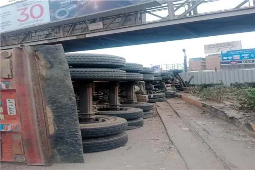 كارثة بالطريق.. انقلاب سيارة نقل محملة بصندوق حديد يزن 6 أطنان بالقليوبية