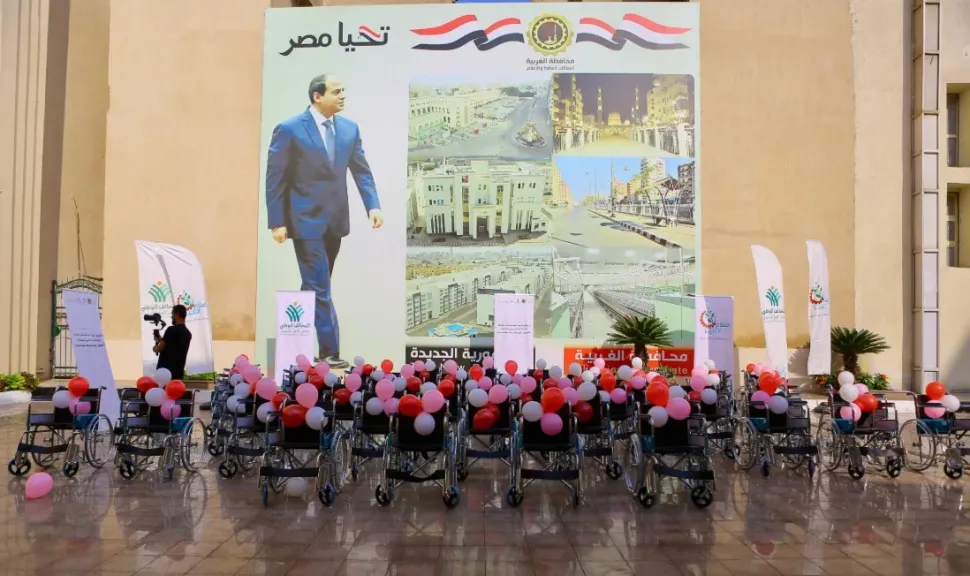 «صناع الخير» و«دنيا جديدة» توزعان أجهزة تعويضية وكراسي متحركة  على عدد من ذوي الاحتياجات الخاصة