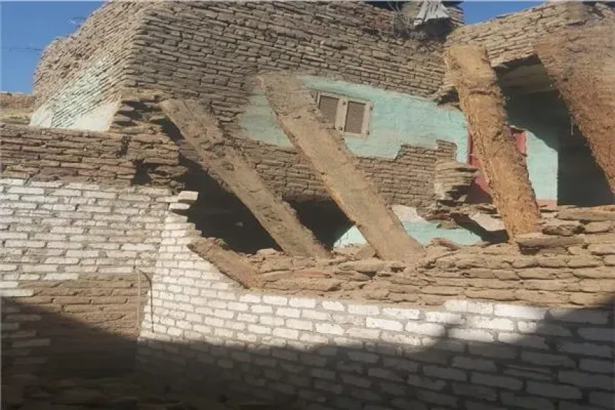 انهيار منزل من طابقين دون إصابات في قنا