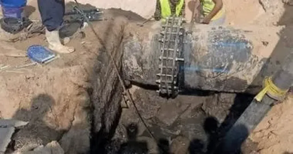 رئيس مياه الجيزة يشرف على إصلاح كسر خط الحمأة قطر 800 مم بالشيخ زايد