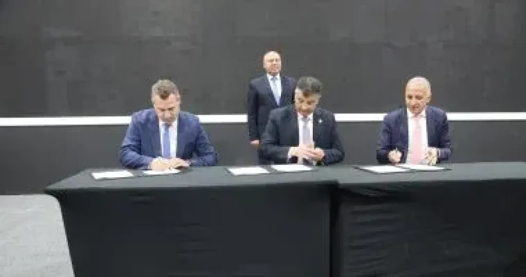 نائب رئيس الوزراء يشهد توقيع عقد إدارة وتشغيل شبكة القطار الكهربائى السريع