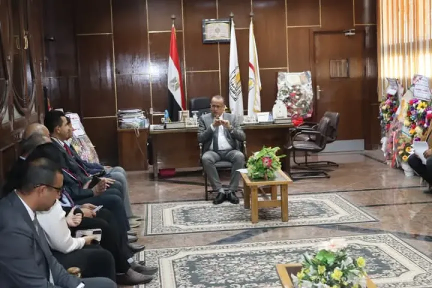 لمتابعة تأهيل المعامل بكلية الطب ومستشفياتها الجامعية للاعتماد