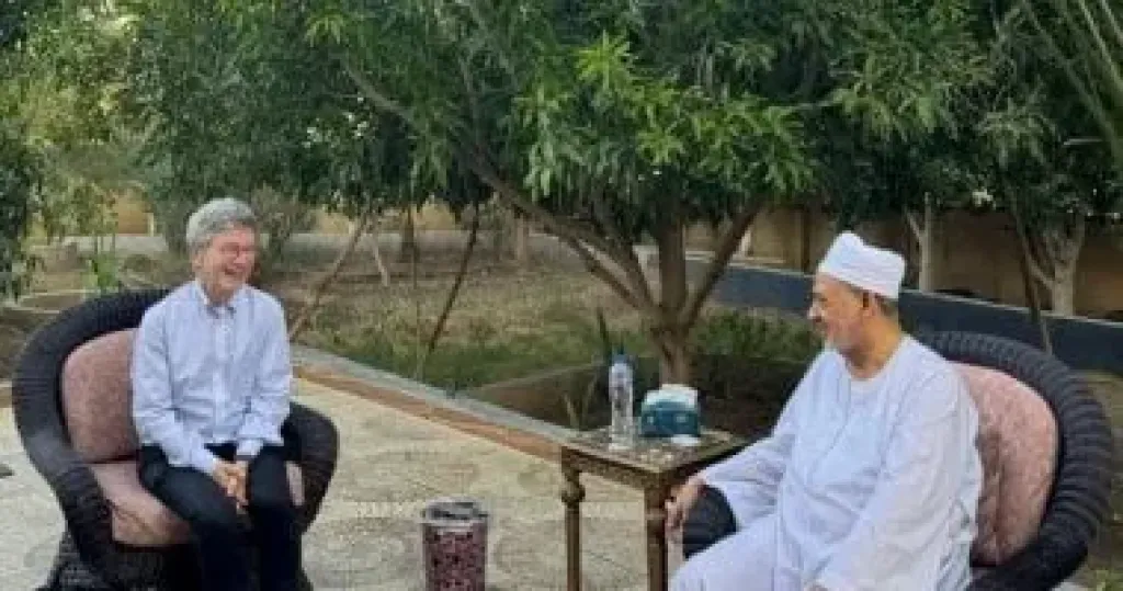 شيخ الأزهر يستقبل المفكر العالمي جيفري ساكس بمنزله في الأقصر